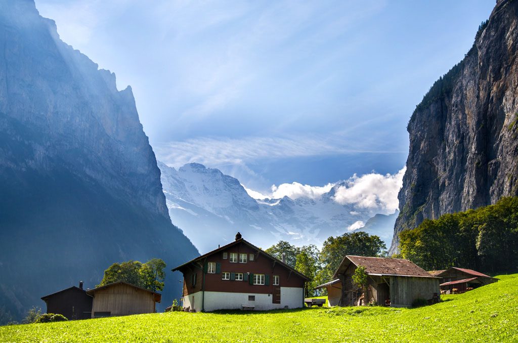 Green grass, mountains and blue skies in Lauterbrunnen on my switzerland spring packing list guide for march, april and may