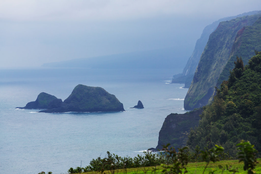 Coastal view where staggeringly tall mountains meet the ocean for my what to pack in hawaii in winter packing list